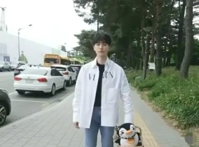 「2PM」ジュノ、ペンギンの人形と軽い足取りで道を歩く姿を公開…グループからも召集解除にお祝いのメッセージ（画像提供:wowkorea）