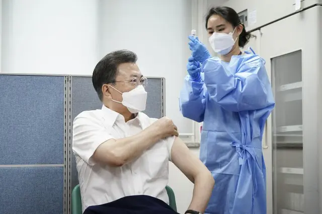 文大統領、アストラゼネカ製ワクチン接種で「注射器のすり替え」疑惑…当局は反論「キャップをするのは医療現場の常識」（画像提供:wowkorea）