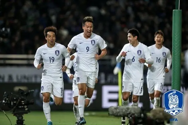 伝統のサッカー日韓戦、パク・チソンが披露した”散歩セレモニー”再現なるか（画像提供:wowkorea）