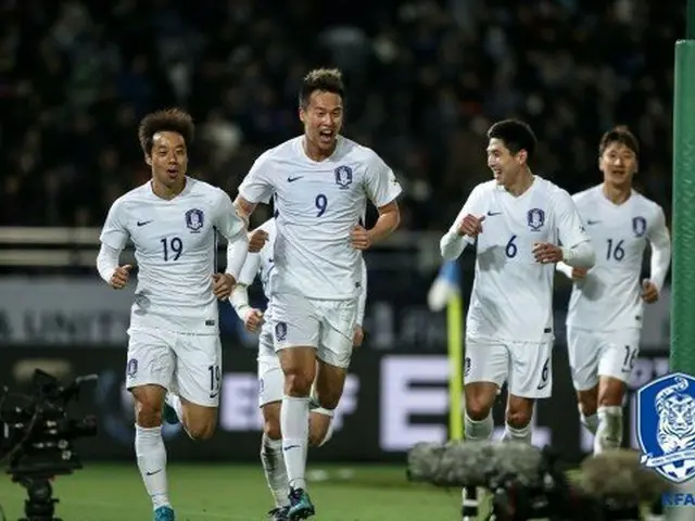伝統のサッカー日韓戦、パク・チソンが披露した”散歩セレモニー”再現なるか（画像提供:wowkorea）