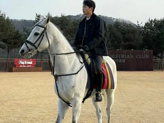 ソン・ジュンギ、乗馬練習の映像を公開、まさに「白馬の王子」（画像提供:wowkorea）