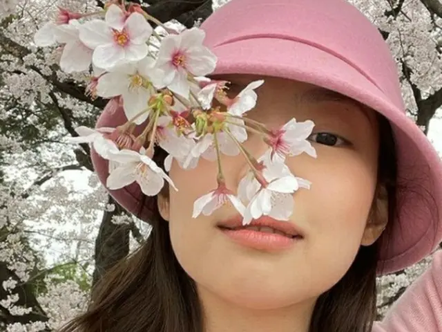 「BLACKPINK」ジェニー、ブランド品カーディガンを着てお花見「ピンクのポップコーン」（画像提供:wowkorea）