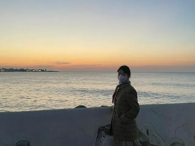 女優ハン・ジヘが、夫と済州の海辺の散歩に出た。（画像提供:OSEN）