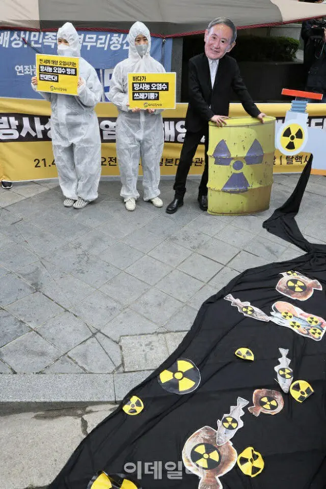 韓国の環境団体たちによる「核市民行動」は13日、ソウルの旧日本大使館前で 福島原発汚染水放流計画の中止を求める記者会見とパフォーマンスをした（画像提供:wowkorea）