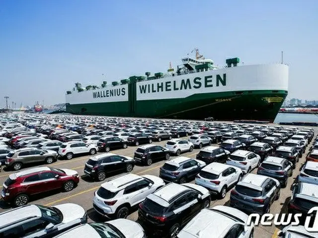 仁川港埠頭で船積みを待つ「シボレー・トレイルブレーザー」などの車両（画像提供:wowkorea）