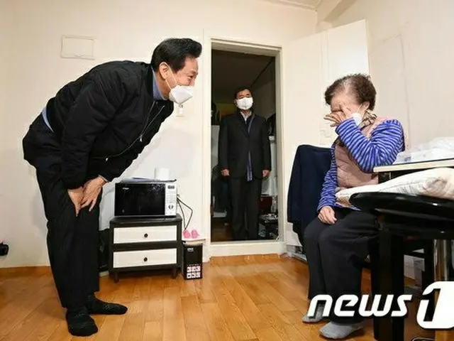 オ・セフン（呉世勲）ソウル市長が選挙期間の1月22日午前、ソウル市で1人暮らしをする高齢者を訪問している（画像提供:wowkorea）