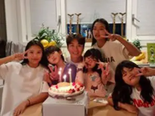 元サッカー選手イ・ドングク、子供5人と誕生日パーティー…大きくなった5姉弟
