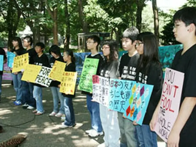 上野公園で抗議集会を開く生徒ら＝15日、東京（聯合）