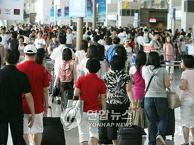 7月半ば、海外旅行客で込み合う仁川空港＝（聯合）