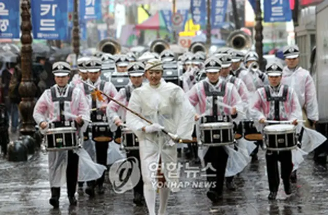 4月にあいにくの雨のなか行われた第39回のパレード＝（聯合）