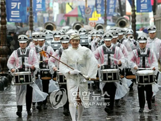 4月にあいにくの雨のなか行われた第39回のパレード＝（聯合）