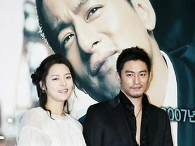 クァク・キョンテク監督の新作映画『愛』の試写会で、主演のパク・シヨンとチュ・ジンモ＝07年9月11日（聯合）