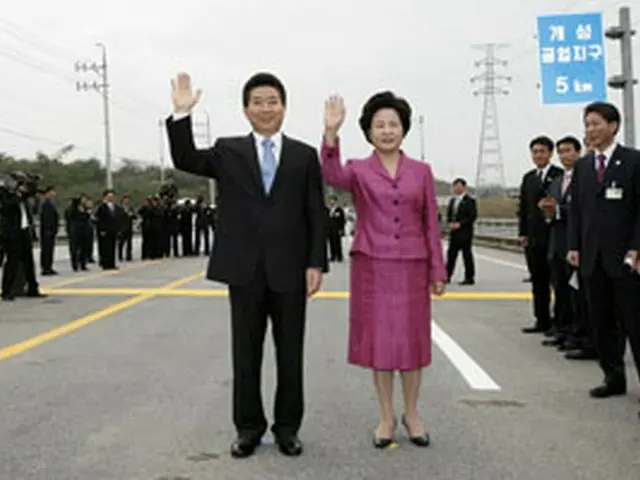 軍事境界線を前に手を振る盧武鉉大統領夫妻（青瓦台写真記者団撮影）＝2日、坡州（聯合）