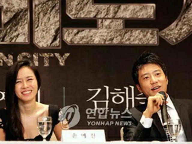 ソン・イェジン（左）とキム・ミョンミン＝15日、釜山（聯合）