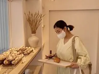 女優カン・ソラ、パン屋への訪問にごきげんのパン好きさん…「幸せ。最高。キュンとする」