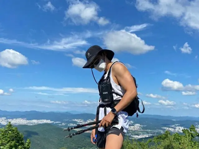 俳優キム・ソンチョルが果敢な登山ファッションを披露した。（画像提供:Mydaily）