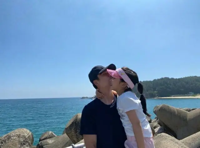女優ハン・ヘジンの夫キ・ソンヨン、娘シオンちゃんとの2ショットを公開…「最近とても可愛い」（画像提供:wowkorea）