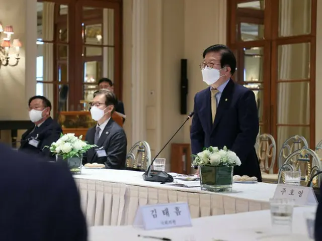 韓国の朴炳錫 国会議長が、ギリシャの首都アテネで開かれた「ギリシャの同胞・支社（商社）代表 招請午餐懇談会」であいさつをしている（画像提供:wowkorea）