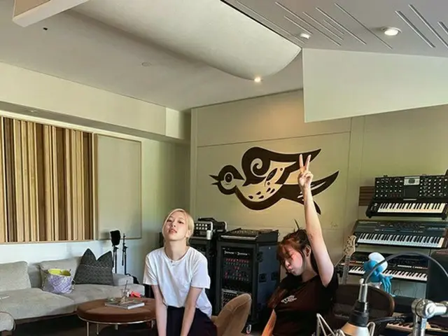 「BLACKPINK」のJENNIE&ROSE、爽やかな仲良しコーデ(画像提供:wowkorea)