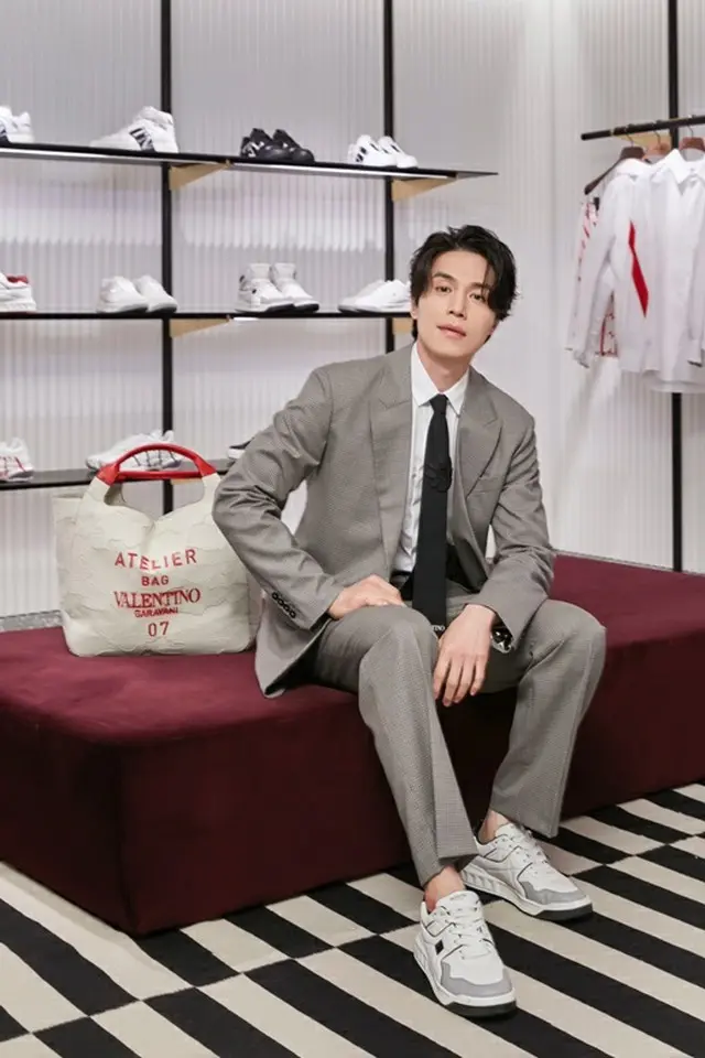 俳優イ・ドンウク、魅力的なスーツ姿でデパートのイベントに登場（画像提供:wowkorea）