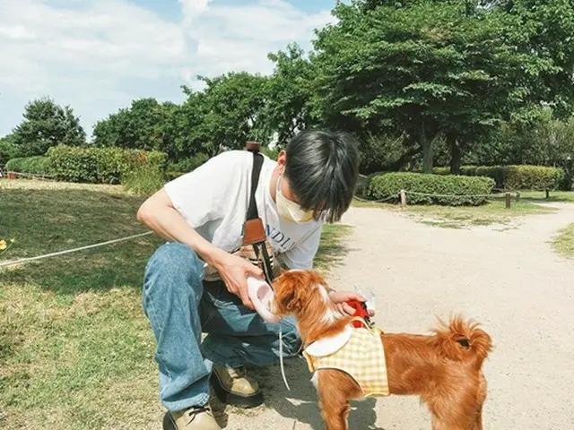 韓国ボーイズグループ「Wanna One」出身の歌手ユン・ジソンが、愛犬との散歩風景を公開した（画像提供:wowkorea）