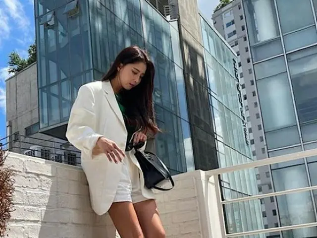 女優オ・ユナ、立ってるだけで写真集完成...くらっとする脚線美＆美貌（画像提供:wowkorea）