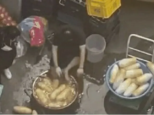 韓国では最近「大根を水につけたタライに足を突っ込んで、その水で大根を洗っている」動画が公開された（画像提供:wowkorea）