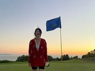 女優ハン・イェスル、ゴルフ場からロマンティックな一枚…赤い花柄カーディガンコーデ＆抜群の脚線美