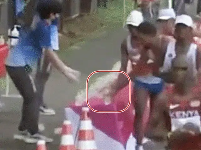 東京オリンピック男子マラソン競技でフランスの選手が給水所の水を全て「なぎ倒す」仰天行為を見せたと韓国メディアが報じた（画像提供:wowkorea）