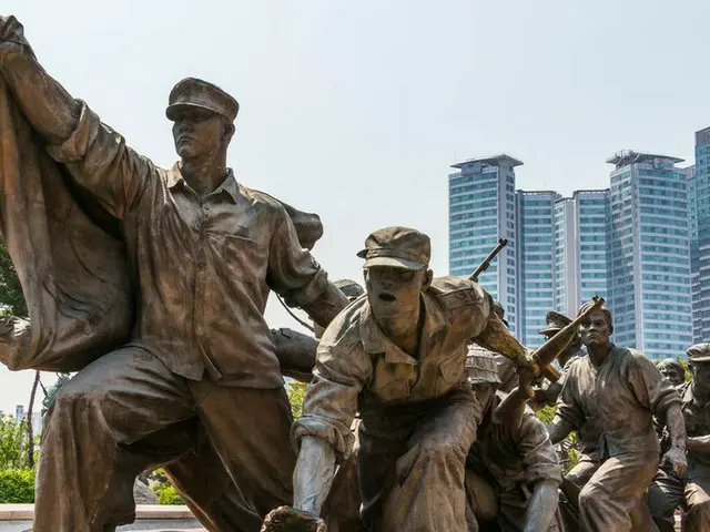 韓国ソウル「戦争記念館」の銅像。6・25（朝鮮戦争）の時、韓国軍や米軍だけでなく学徒兵なども命を捧げ北朝鮮の攻撃から危機に陥た自由民主主義の韓国を救ったことを象徴している。（画像提供:wowkorea）