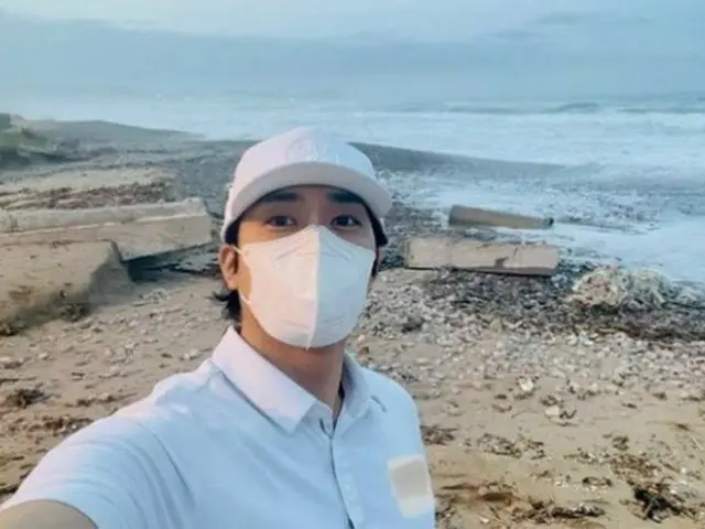 俳優ソン・スンホン、涼しい海の旅…マスクしててもわかる”かっこよさ”で視線強奪（画像提供:wowkorea）