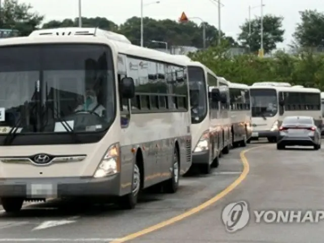 韓国に入国したアフガニスタン人らを乗せたバス＝２７日、金浦（聯合ニュース）