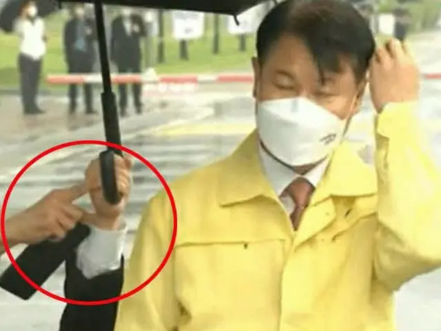 韓国法務次官の「傘持たせ騒動」、社会的イシューに…「正恩氏だって自分で持つ」（画像提供:wowkorea）