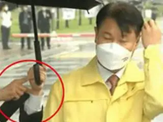 韓国法務次官の「傘持たせ騒動」、社会的イシューに…「正恩氏だって自分で持つ」