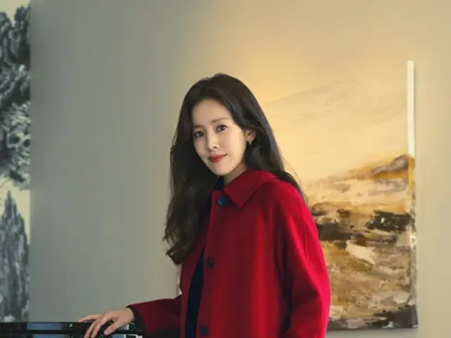 女優ハン・ジミン、真っ赤なコートを着てラブリースマイル（画像提供:wowkorea）