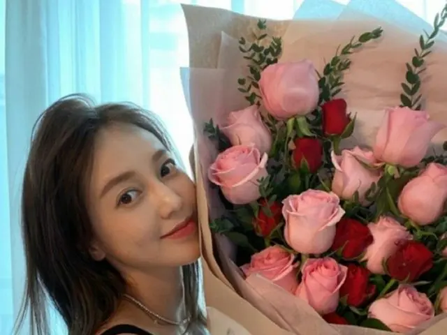 バラエティでも活躍中のアユミ（伊藤ゆみ）、自身の顔の何倍も大きなバラの花束を手に幸せな微笑み…“ますますキレイに”（画像提供:wowkorea）