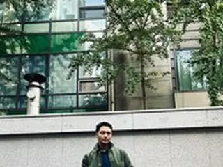 映画「ボイス」出演の俳優ピョン・ヨハン、スタイリッシュな“刑事ルック”披露