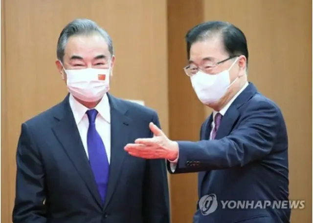 鄭長官（右）が韓国外交部を訪れた王外相を案内している＝15日、ソウル（聯合ニュース）