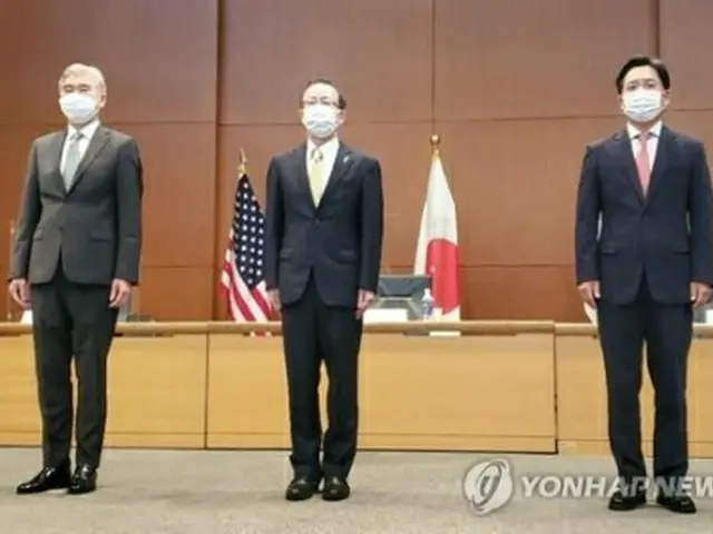 北朝鮮問題を担当する韓国と米国、日本の３カ国協議が１４日、東京で開かれた。（右から）魯圭悳氏、船越健裕氏、ソン・キム氏＝（聯合ニュース）
