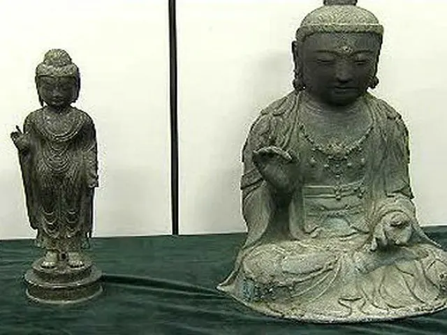 「海神神社」の仏像（左）と「観音寺」の仏像（画像提供:wowkorea）