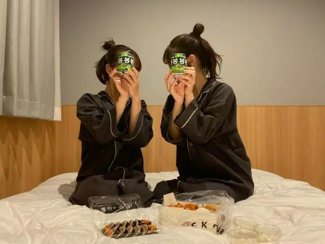 日本人女性たち、宿泊施設で韓国のジュースを持って写真撮影「韓国に行きたい」＝韓国報道（画像提供:wowkorea）
