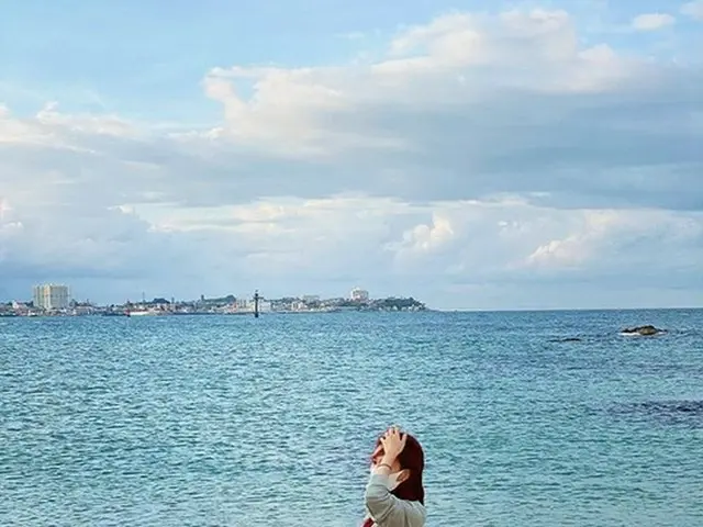 元アナウンサーのオ・ジョンヨン、海辺にぴったりな恰好？…景色に溶け込みすぎ（画像提供:wowkorea）
