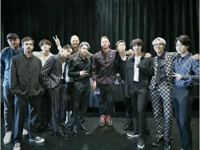 BTSとコールドプレイ(BTSのツイッターより)=(聯合ニュース)≪転載・転用禁止≫