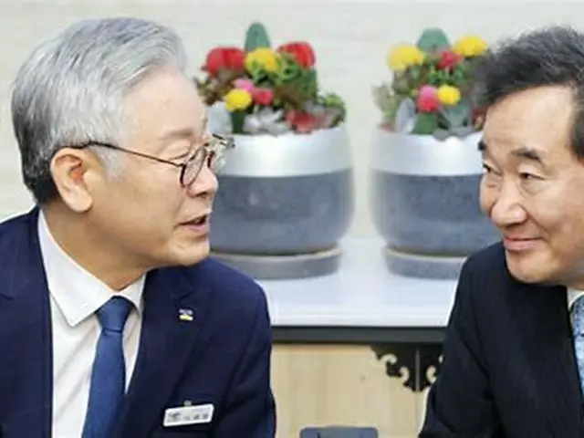 共に民主党の李在明候補（左）と李洛淵候補（右）（画像提供:wowkorea）