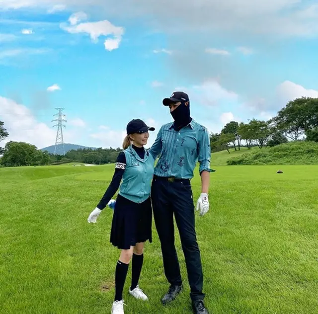 俳優イ・ジフン、妻アヤネさんとゴルフ場でカップルルックを披露（画像提供:wowkorea）