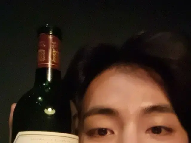 BTS（防弾少年団）V、ARMYの目を癒すワインボトルを持つ”彫像”（画像提供:wowkorea）
