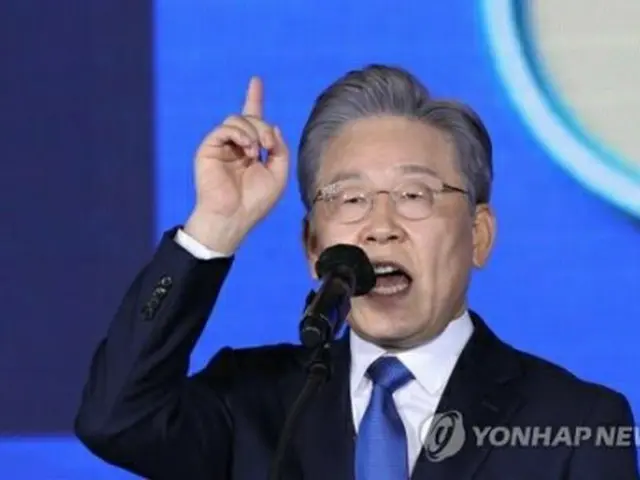 大統領選挙の公認候補に選出された後、受諾演説を行う李在明氏(国会写真記者団)=10日、ソウル(聯合ニュース)