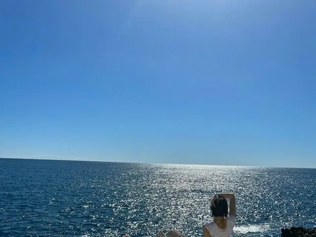 「BLACKPINK」LISA、海をバックに魅力的なうしろ姿を披露（画像提供:wowkorea）