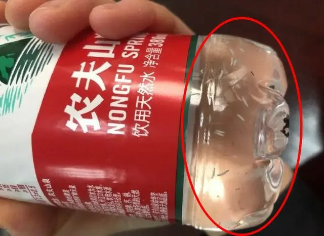 中国で販売のミネラルウォーター密閉ボトルに「ウジ虫混入」か…SNSに投稿された衝撃写真＝韓国報道＝韓国報道（画像提供:wowkorea）