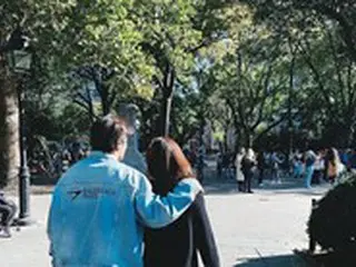 俳優クォン・サンウ＆女優ソン・テヨン夫婦、米NYで仲良しデート姿…まるで映画のよう